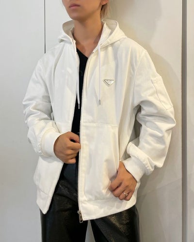 ロゴプレートフーデットデニムブルゾン