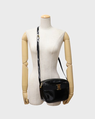 VARA金具パテントレザーショルダーバッグ