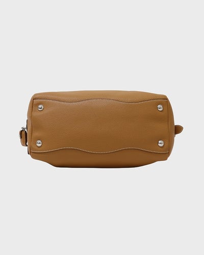 ロゴ刻印レザーハンドバッグ