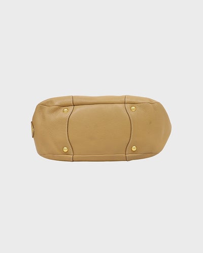 ロゴ金具レザーハンドバッグ