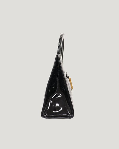 ロゴ金具パテントレザーハンドバッグ