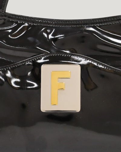 ロゴ金具パテントレザーハンドバッグ