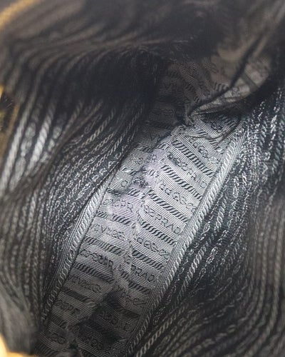 三角ロゴ金具ナイロンショルダーバッグ