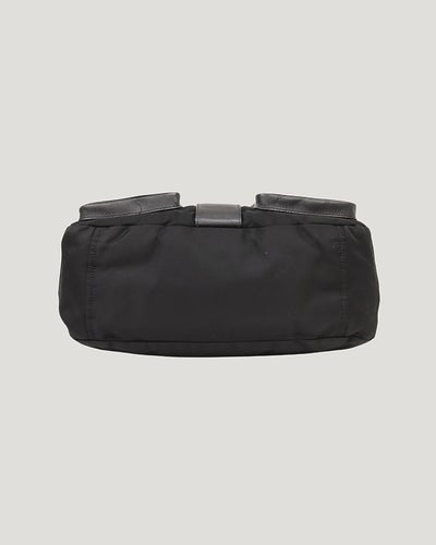 三角ロゴ金具ナイロンショルダーバッグ
