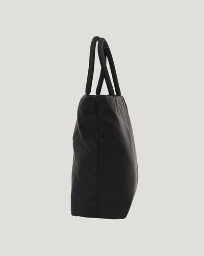 三角ロゴ金具ナイロンハンドバッグ