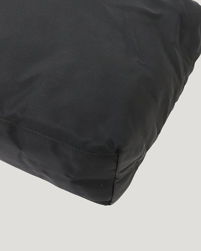 三角ロゴ金具ナイロンハンドバッグ
