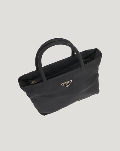 三角ロゴ金具ナイロンハンドバッグ