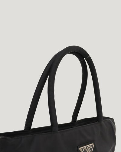 三角ロゴ金具ナイロンハンドバッグ