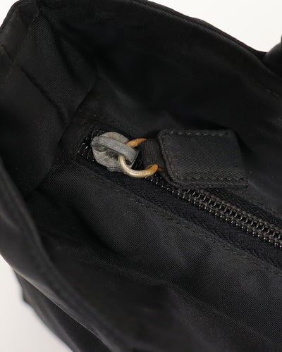 三角ロゴ金具ナイロンハンドバッグ