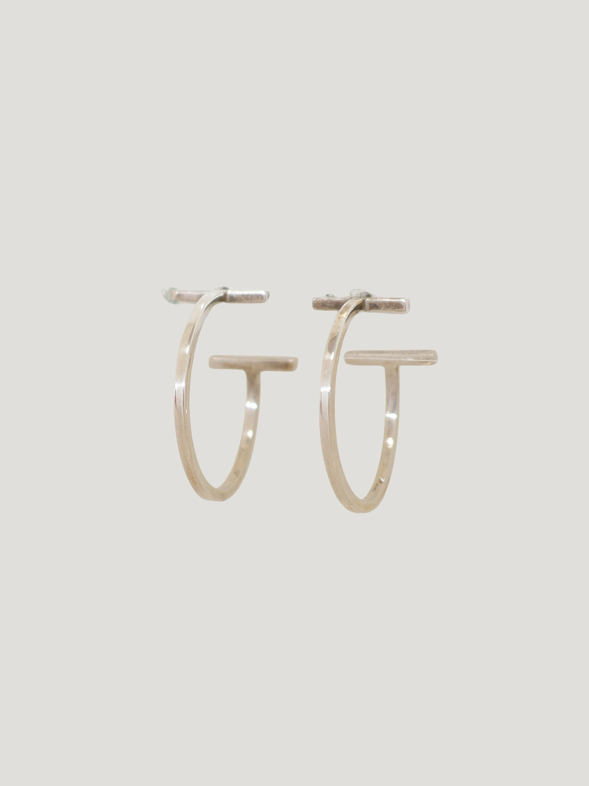 Tワイヤーフープピアス