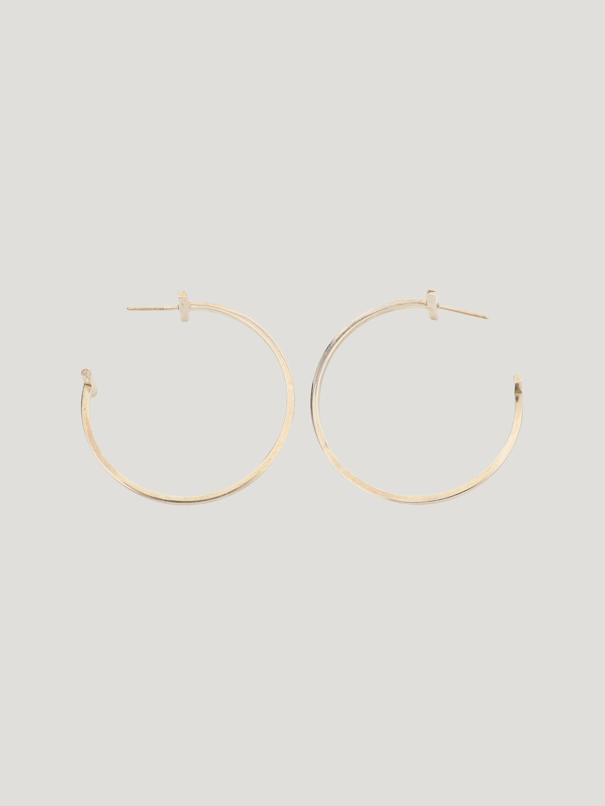Tワイヤーフープピアス