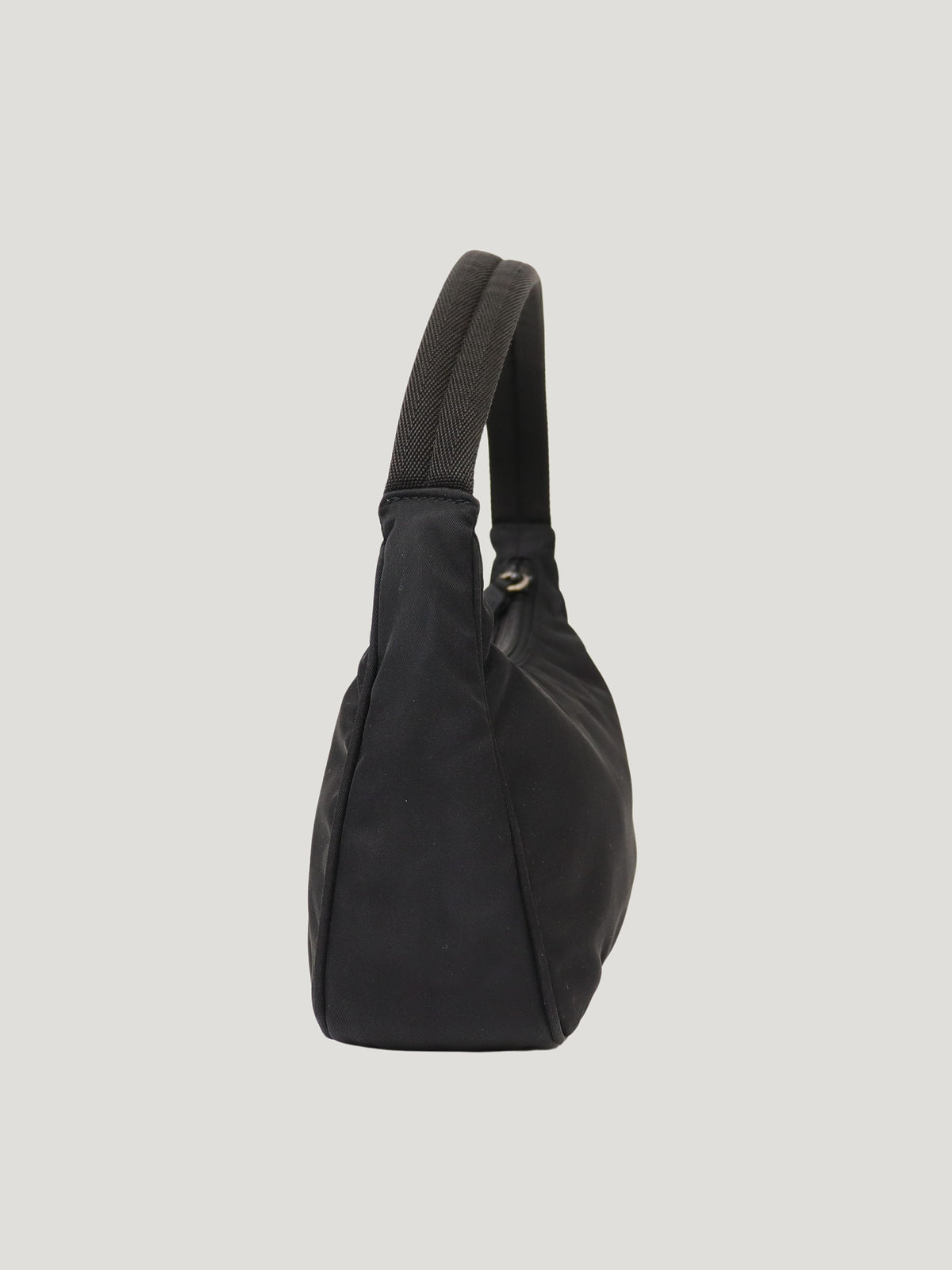 三角ロゴ金具ナイロンハンドバッグ