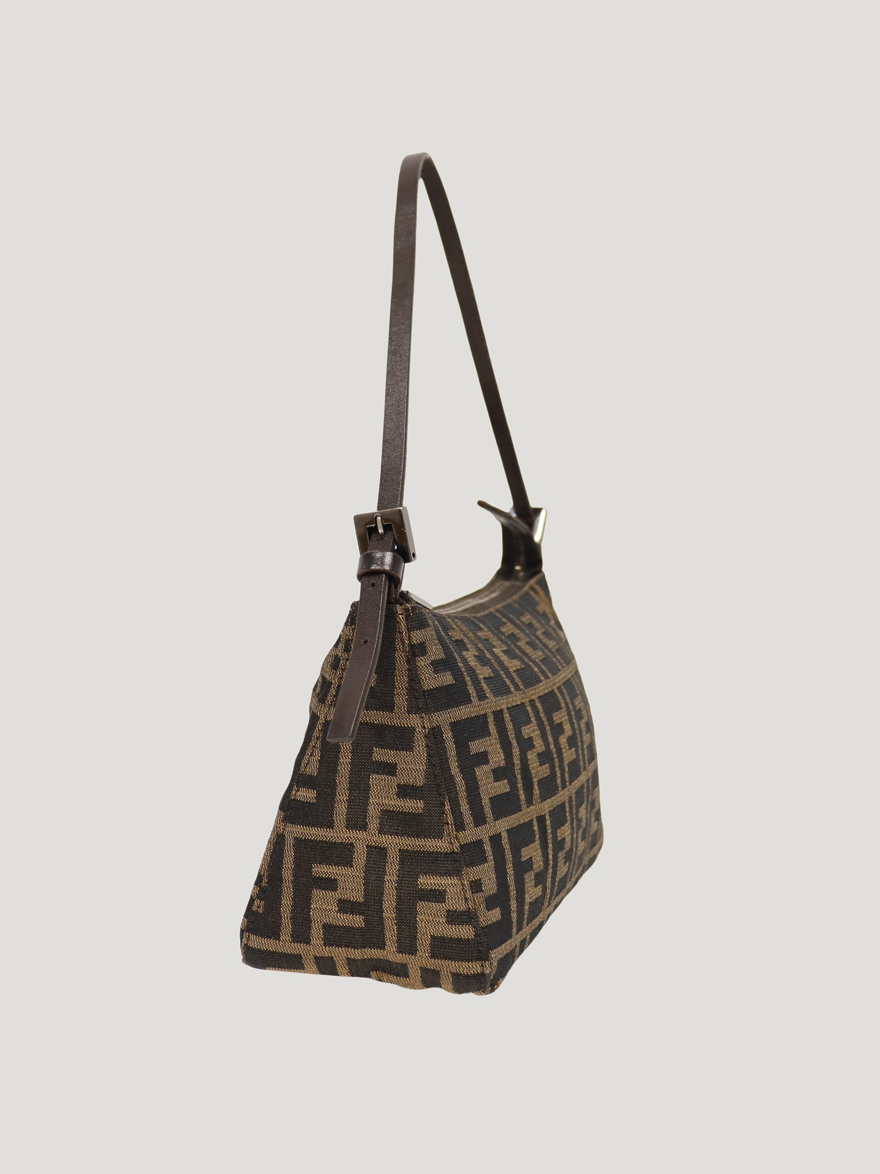 【FENDI 】ショルダーバッグ　ズッカ柄　PVC ブラウン　ブラック ズッカ柄ショルダーバッグ – Hedy