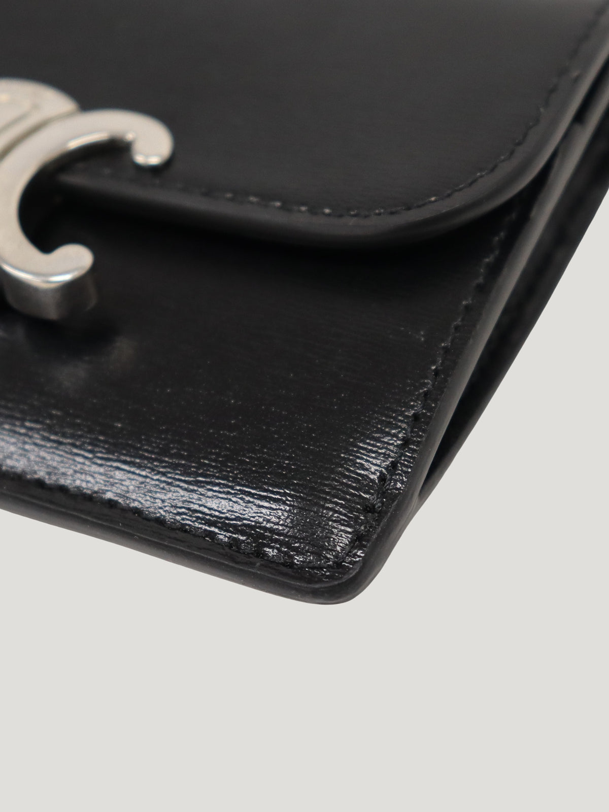 Triomphe flap card holder