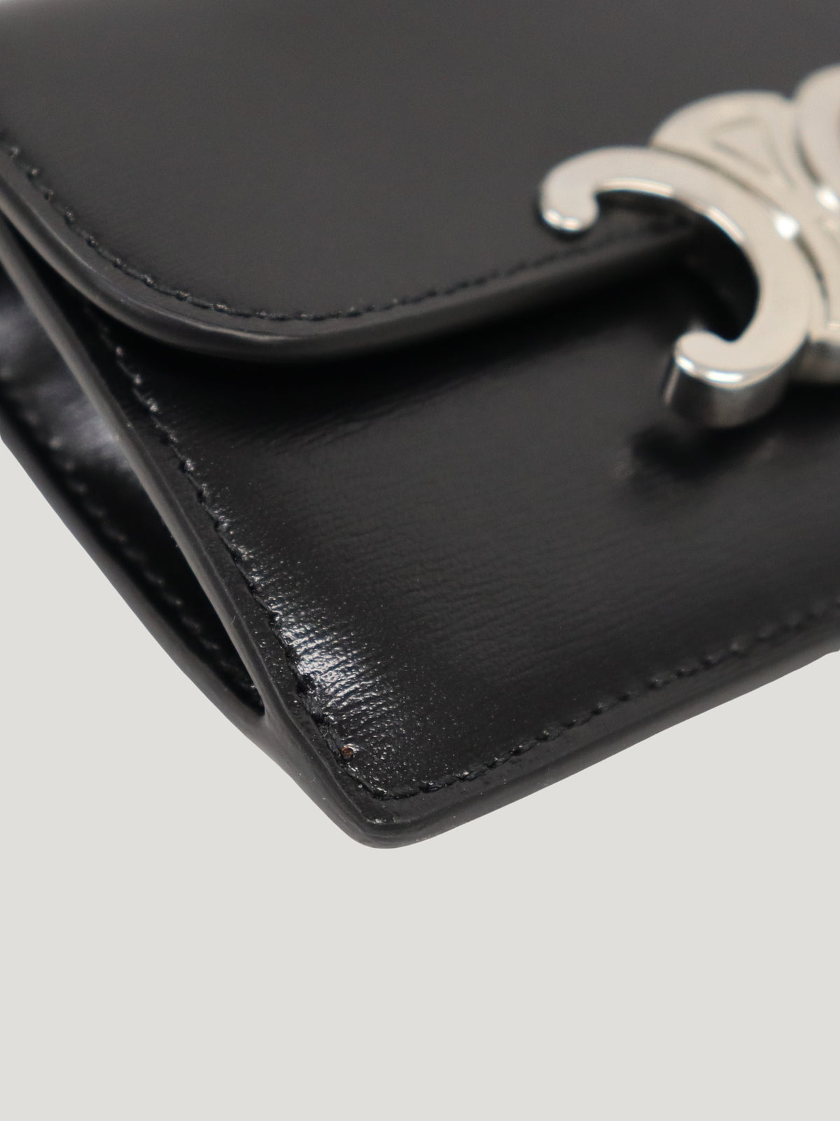 Triomphe flap card holder