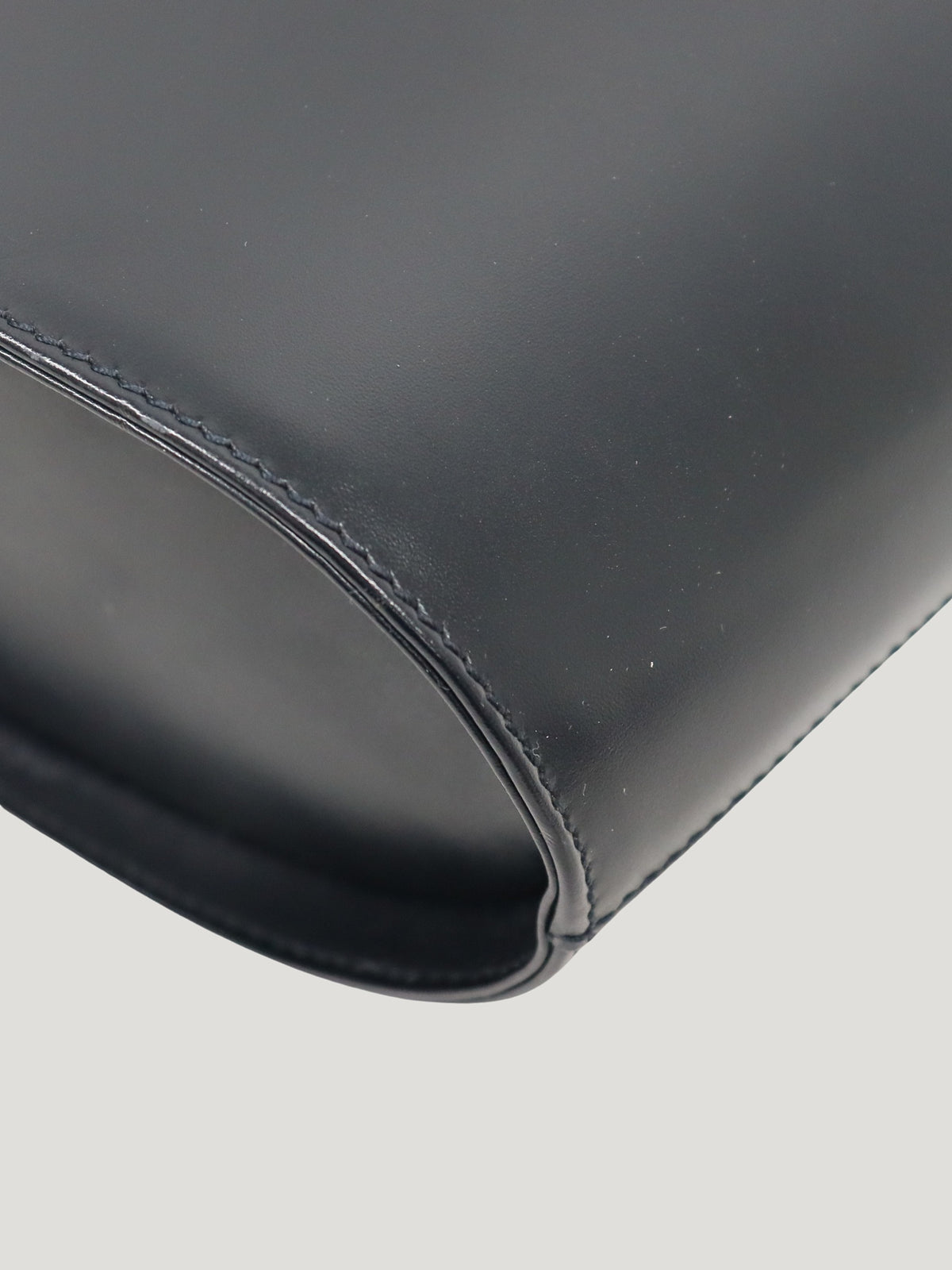 Leather handbag with VARA clasp