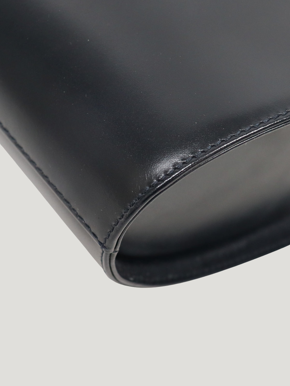 Leather handbag with VARA clasp