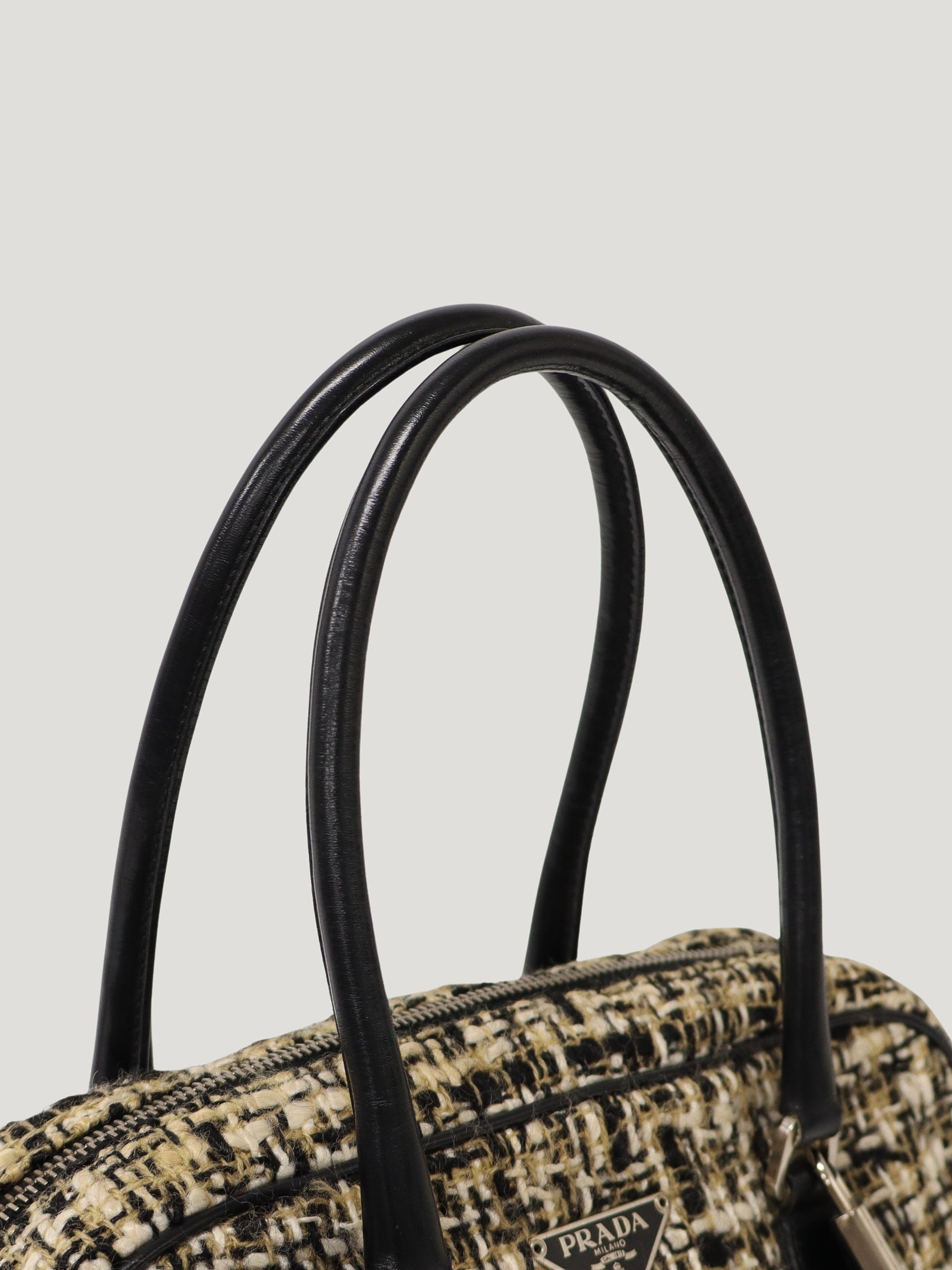 PRADA ハンドバッグ ツイード調 ブラック 三角ロゴ金具ツイードハンドバッグ – Hedy