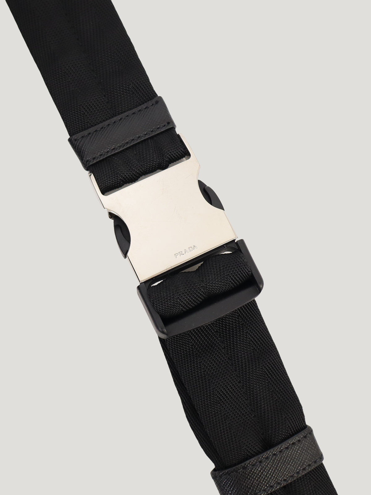 三角ロゴ金具ナイロンウエストバッグ