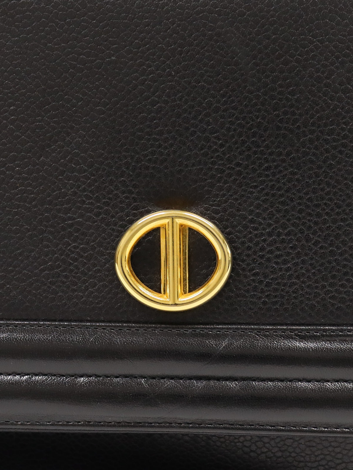 金具レザーショルダーバッグ