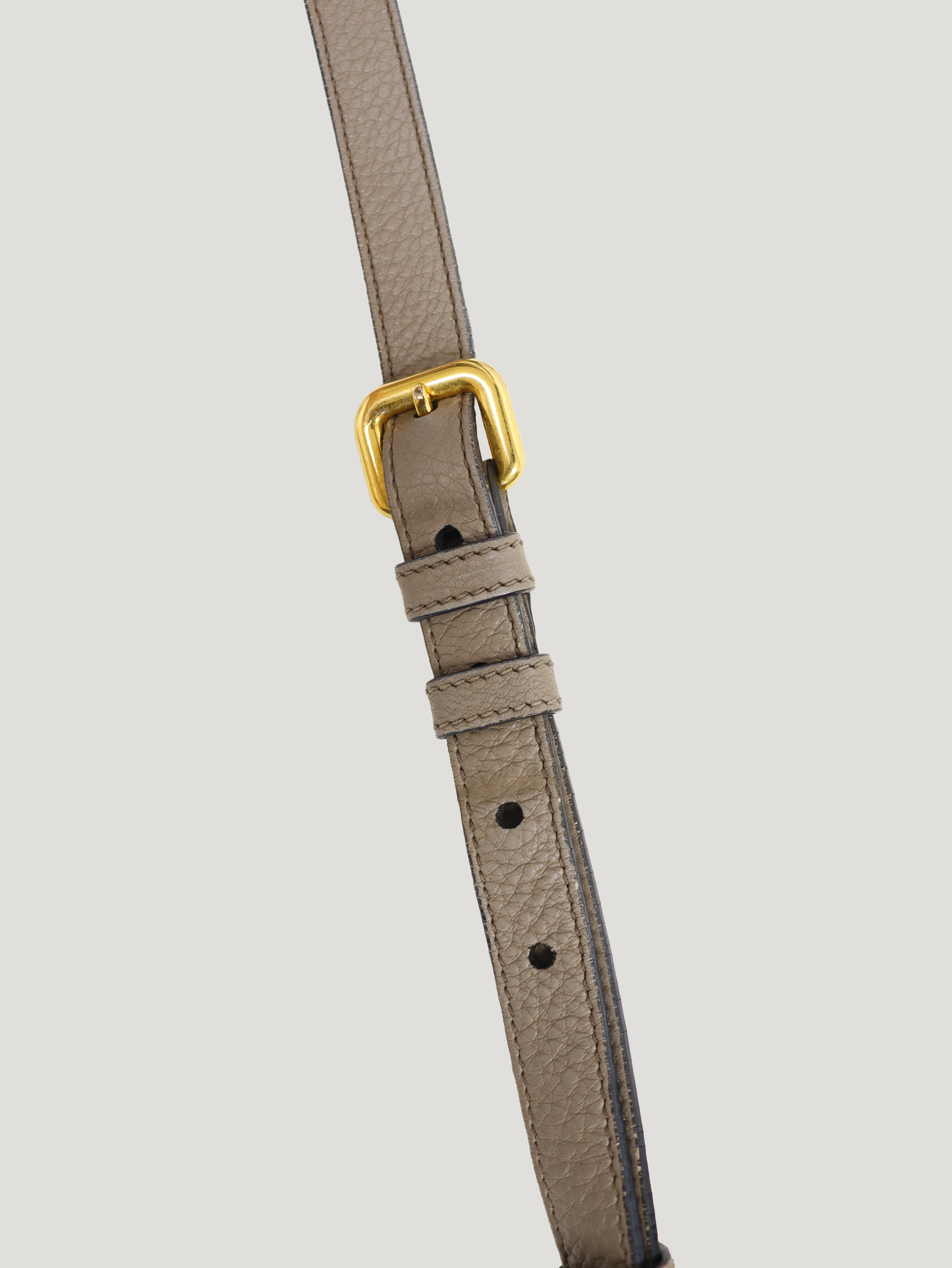 ロゴ金具レザーショルダーバッグ