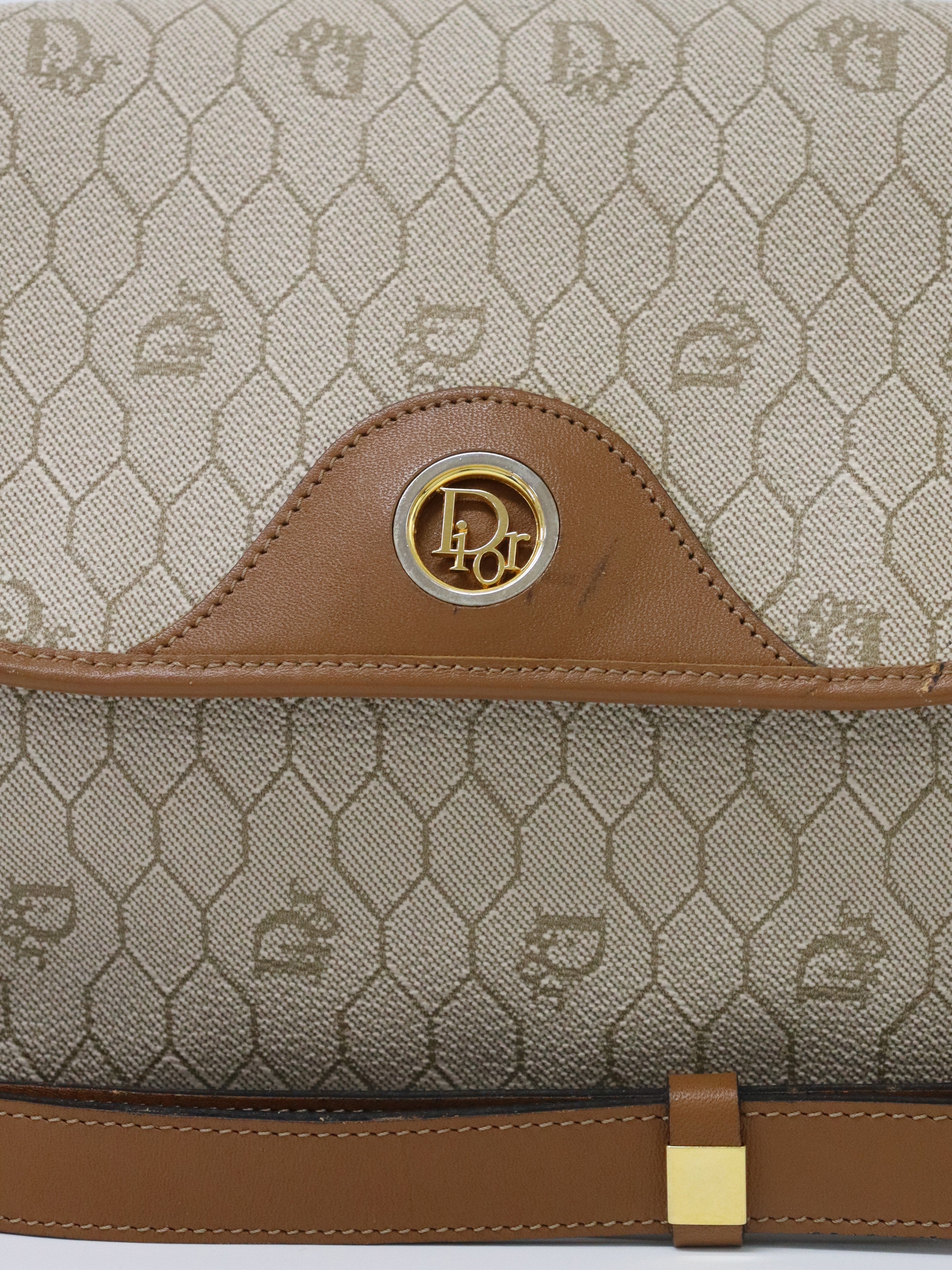 Honeycomb-pattern shoulder bag