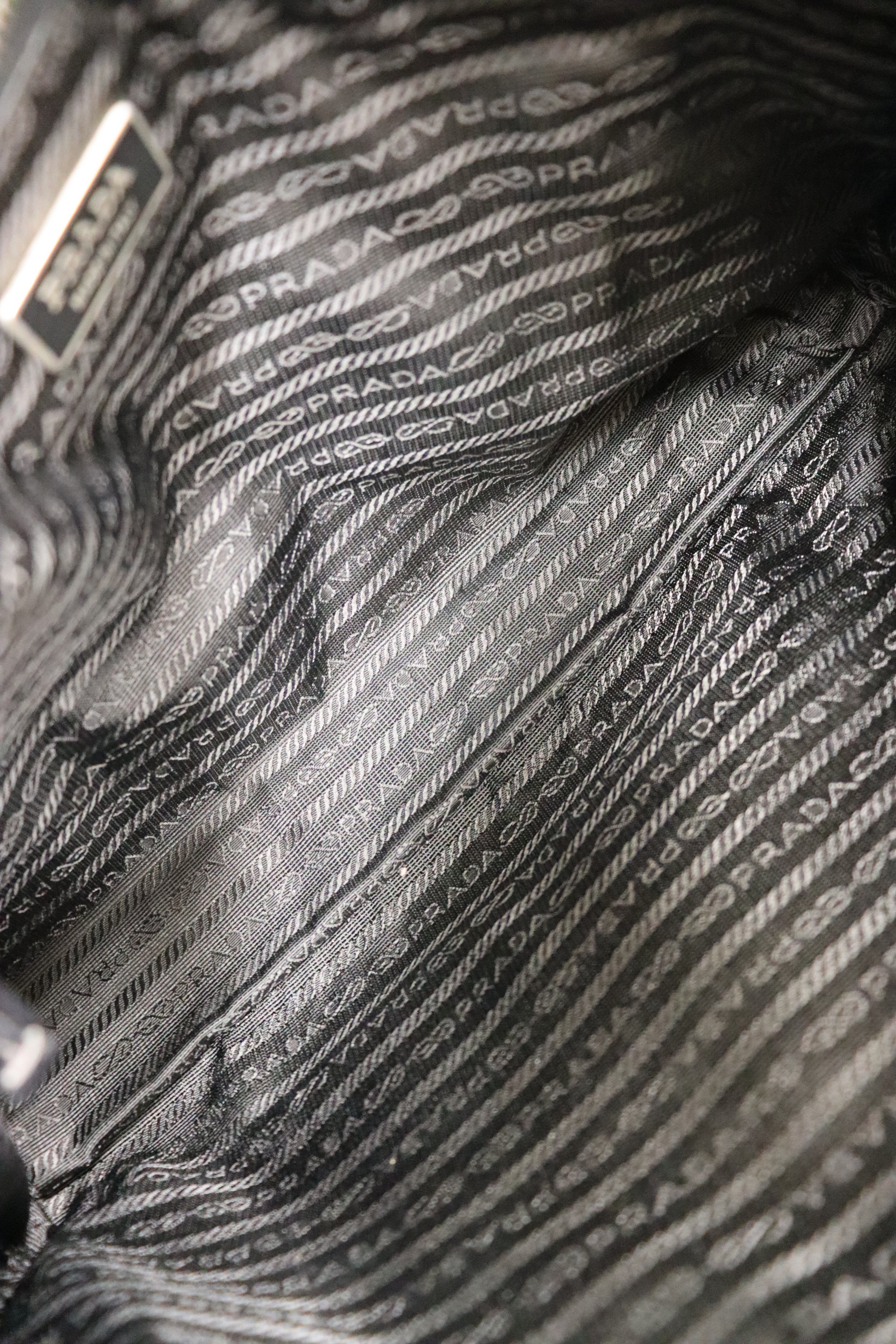 三角金屬Logo尼龍皮革托特包