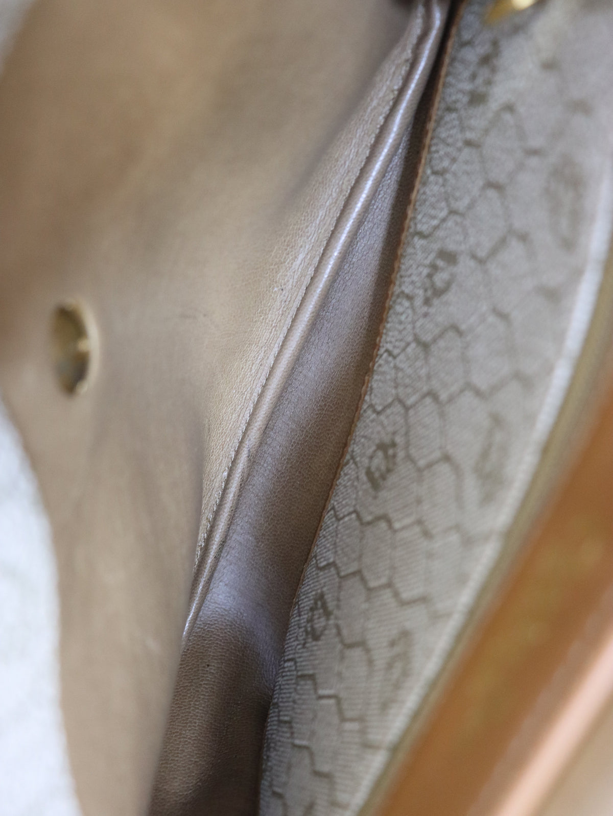 Honeycomb-pattern shoulder bag