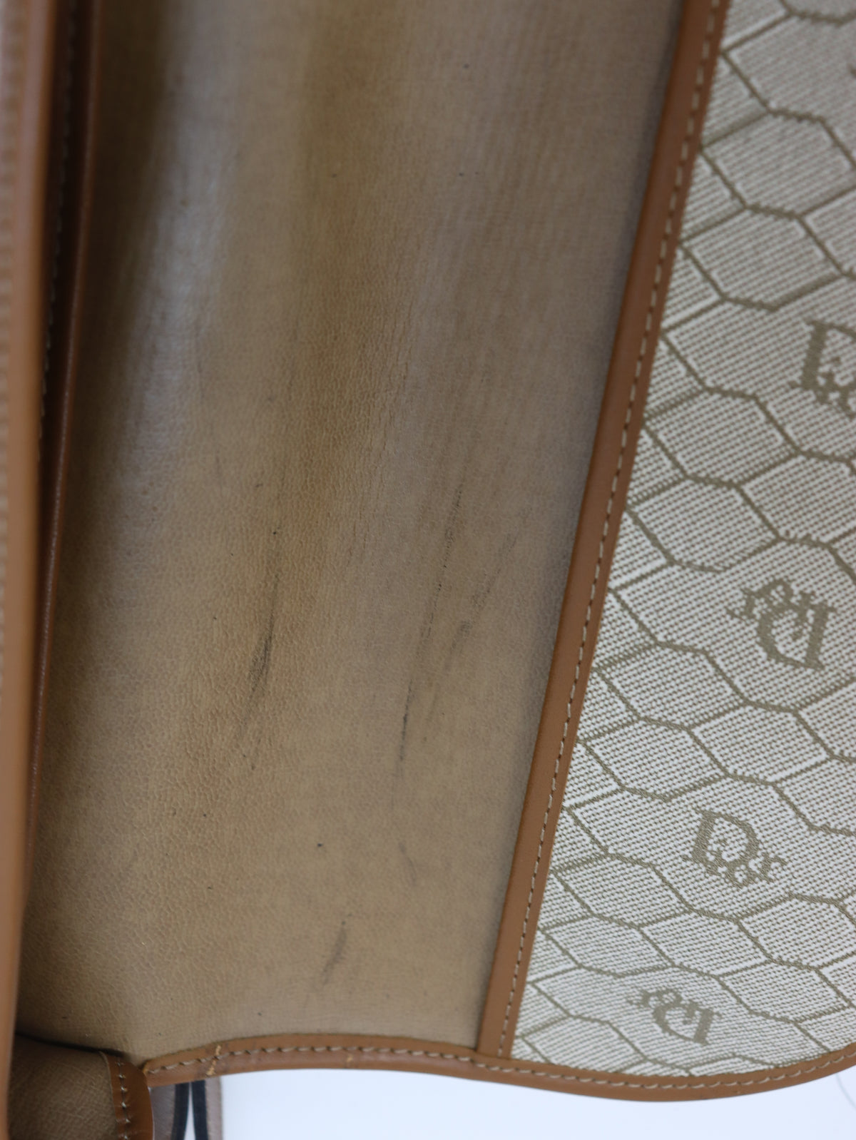 Honeycomb-pattern shoulder bag