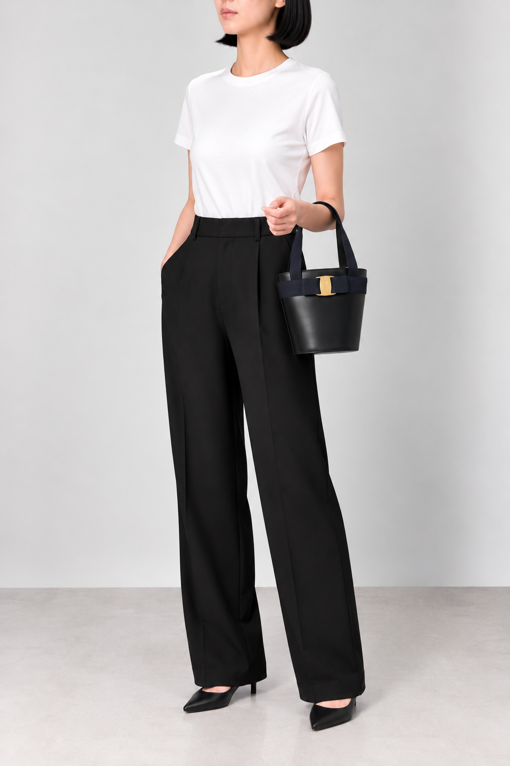 Leather handbag with VARA clasp