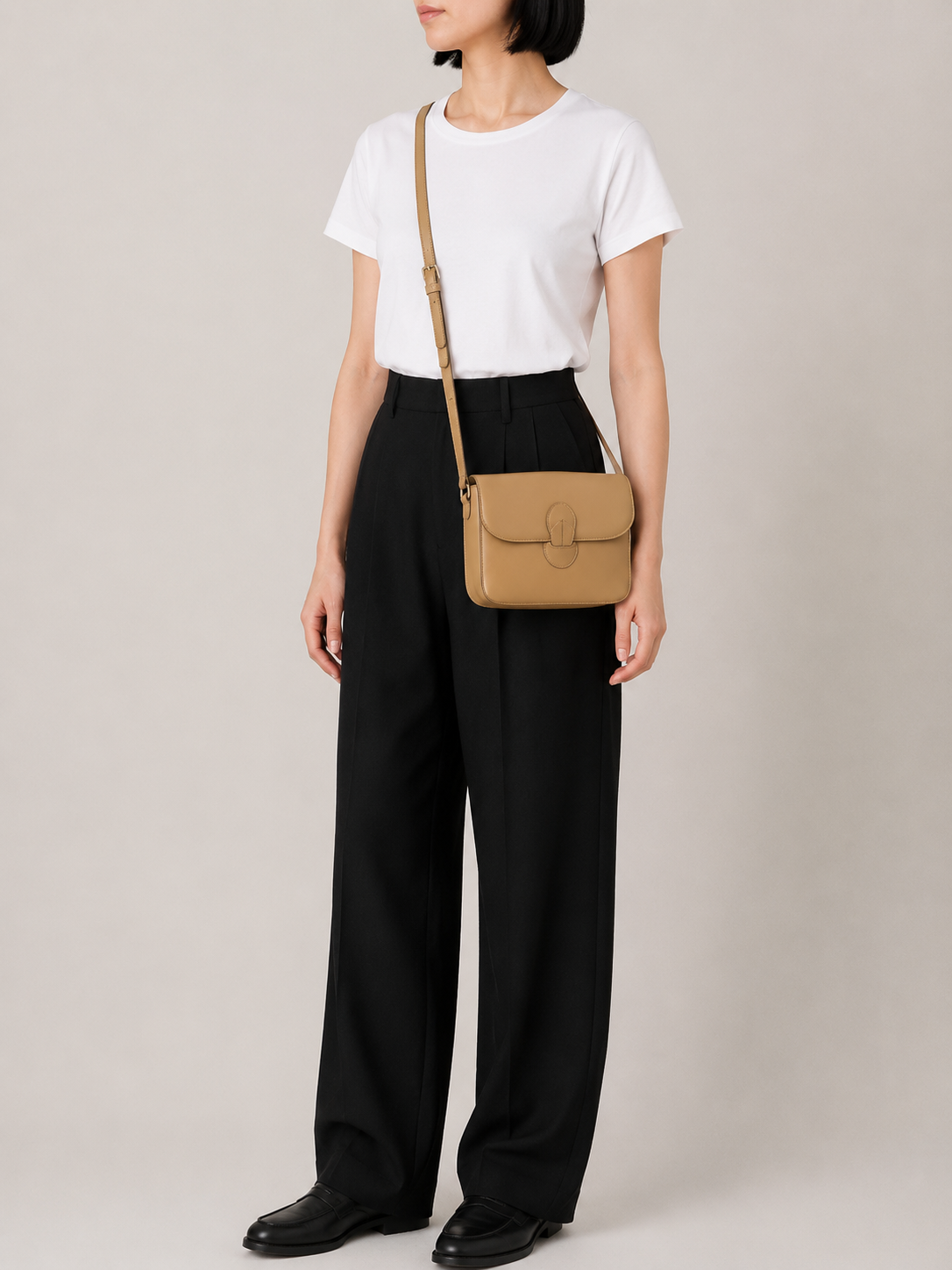 Logo leather shoulder bag
