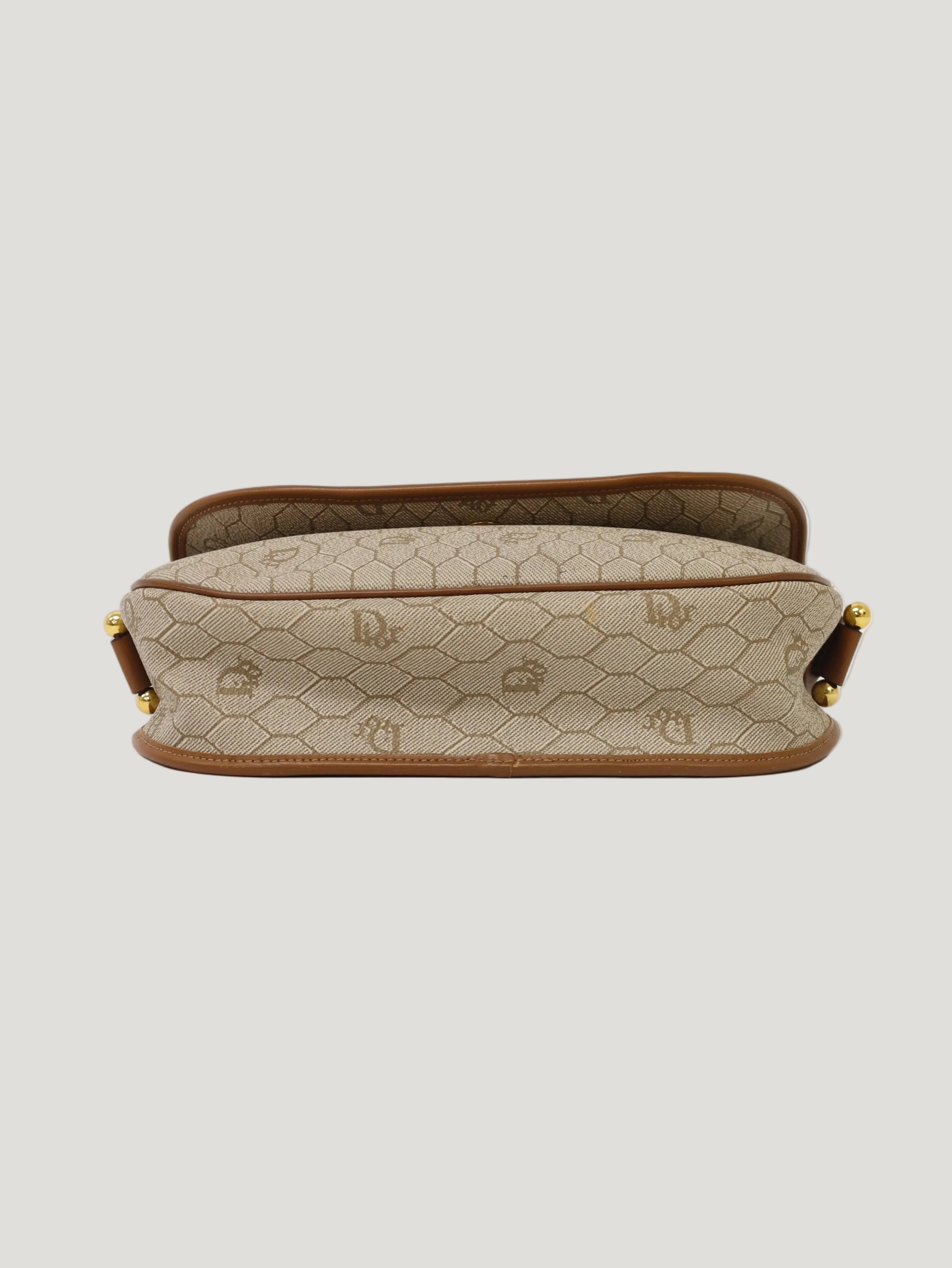 Honeycomb-pattern shoulder bag