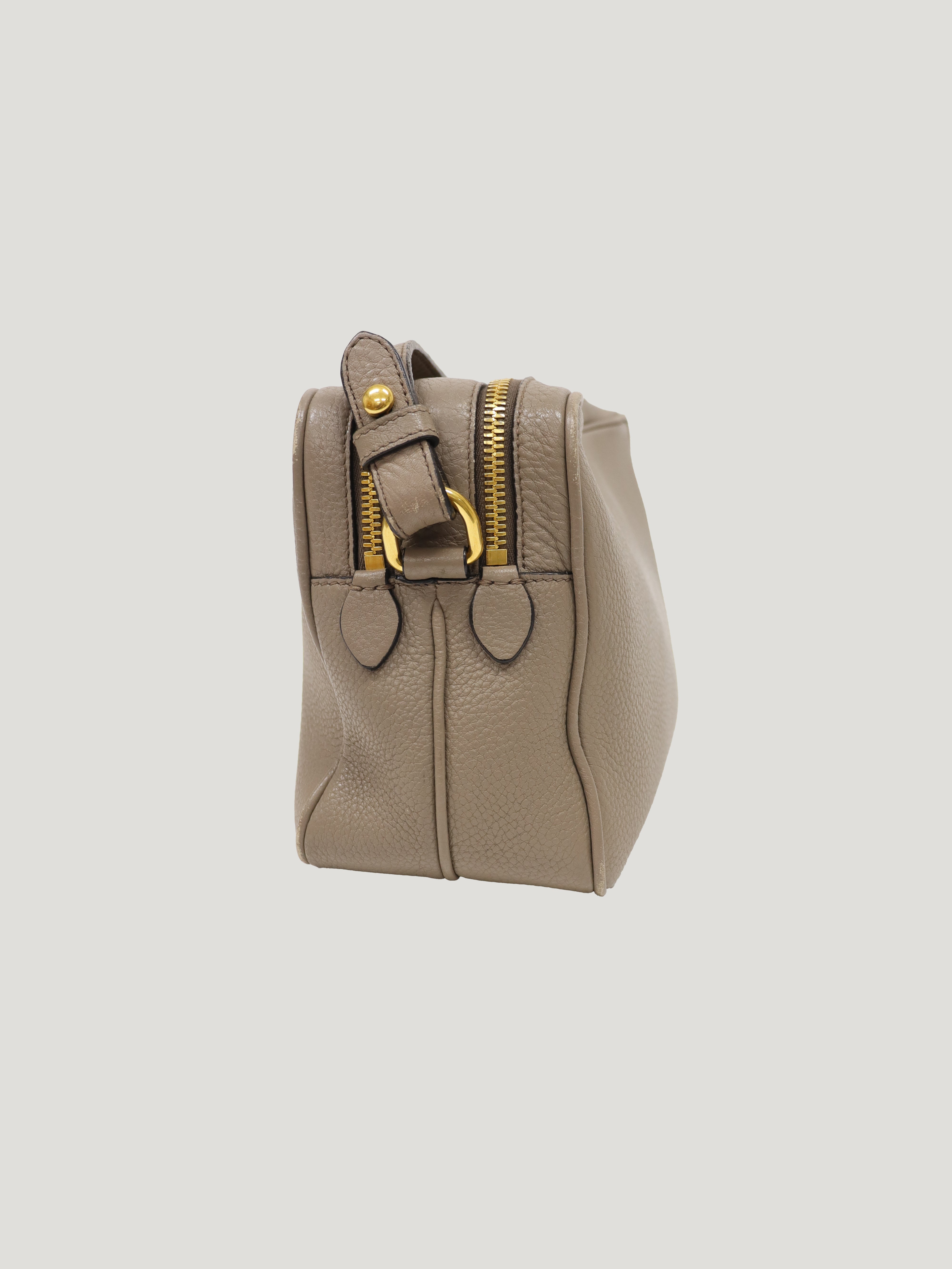 ロゴ金具レザーショルダーバッグ