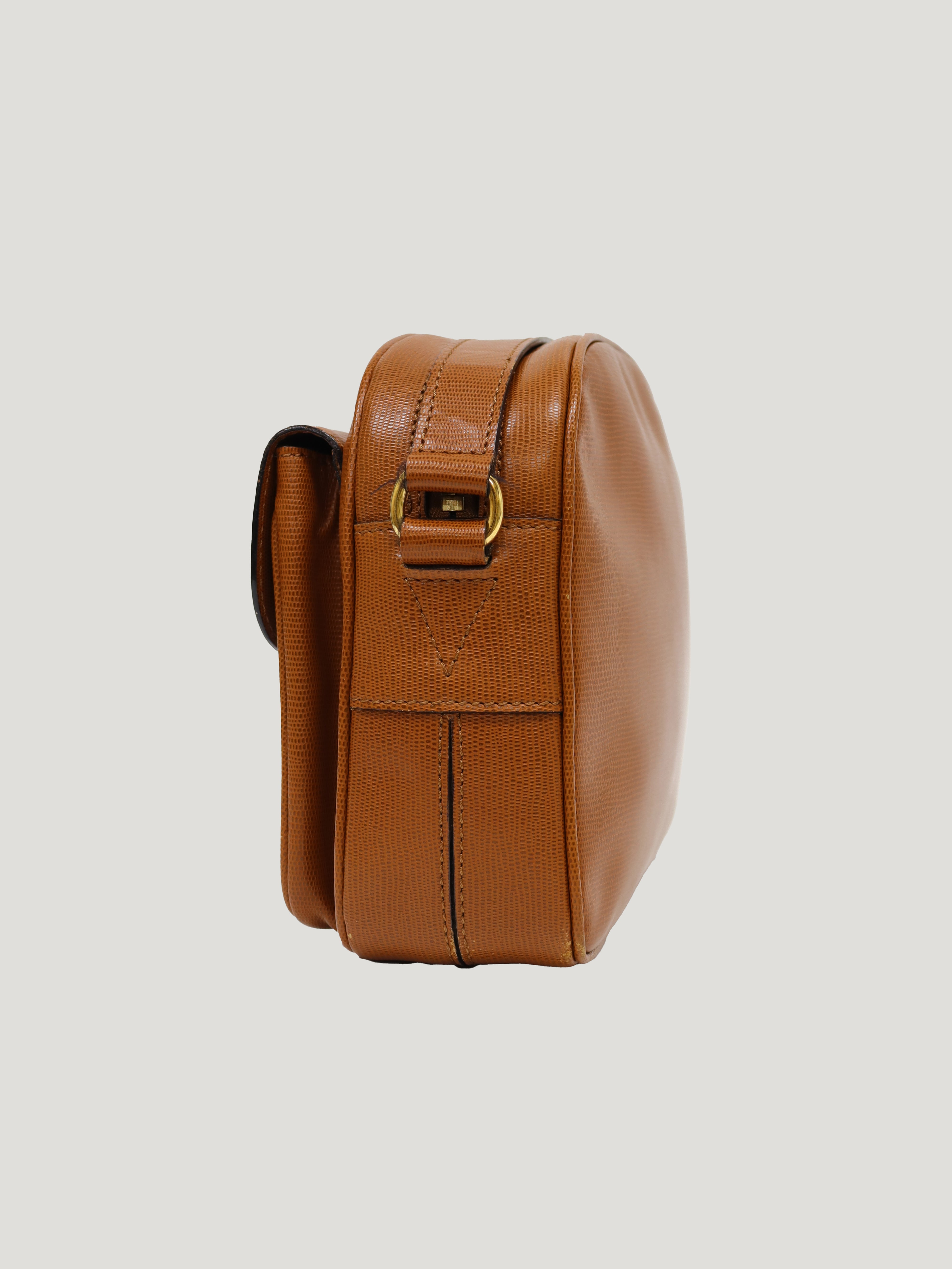サークルロゴ金具レザーショルダーバッグ – Hedy