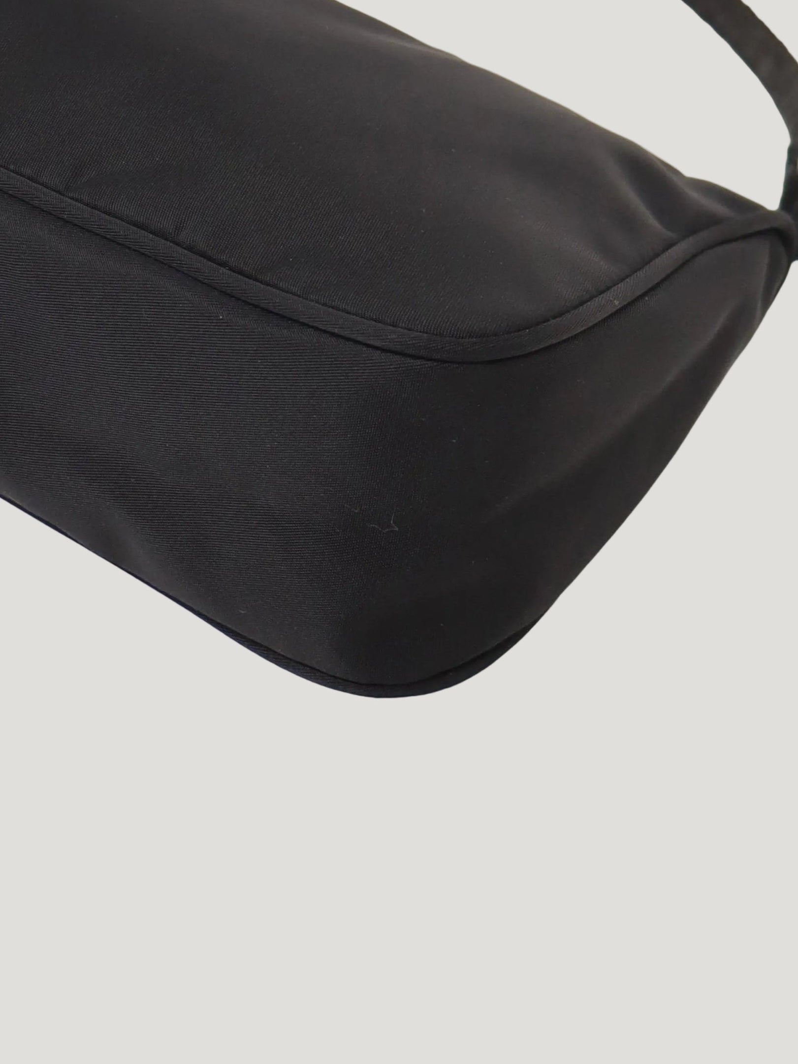 三角ロゴ金具ナイロンワンショルダーバッグ – Hedy