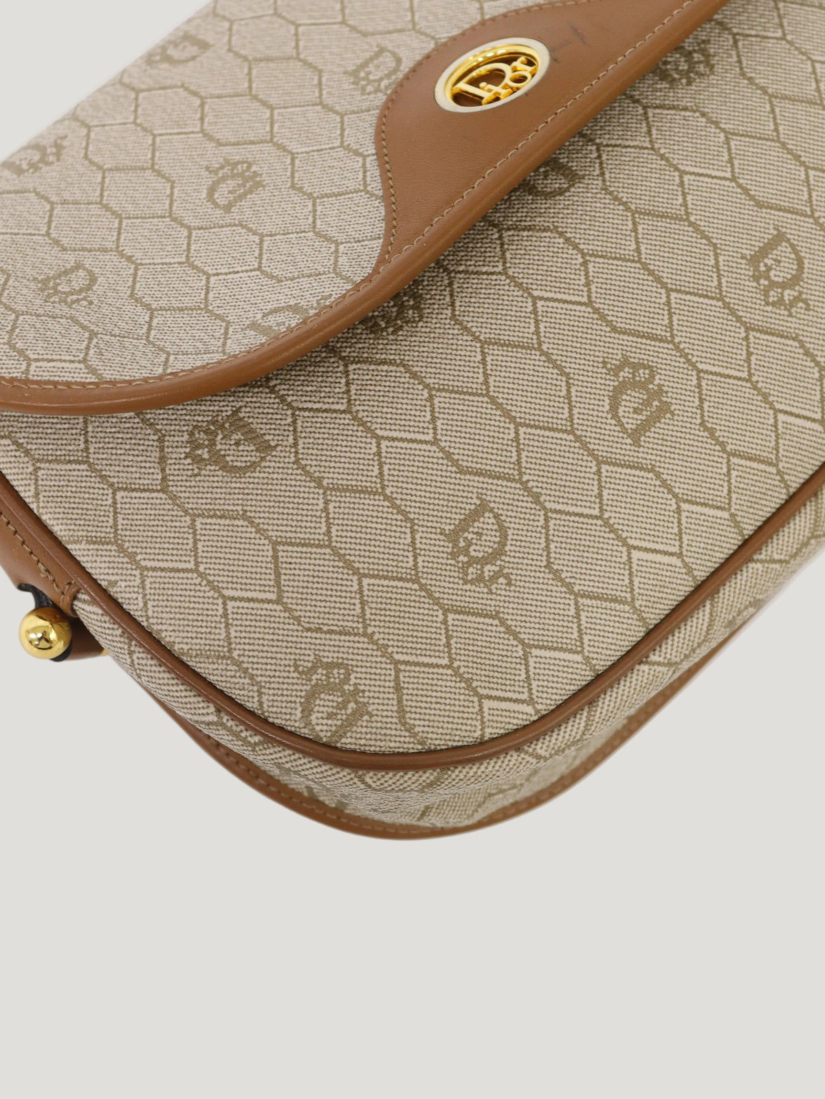 Honeycomb-pattern shoulder bag