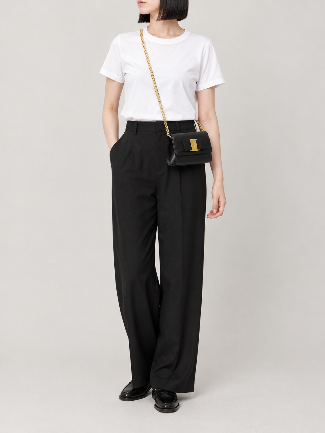 Leather chain shoulder bag with VARA clasp