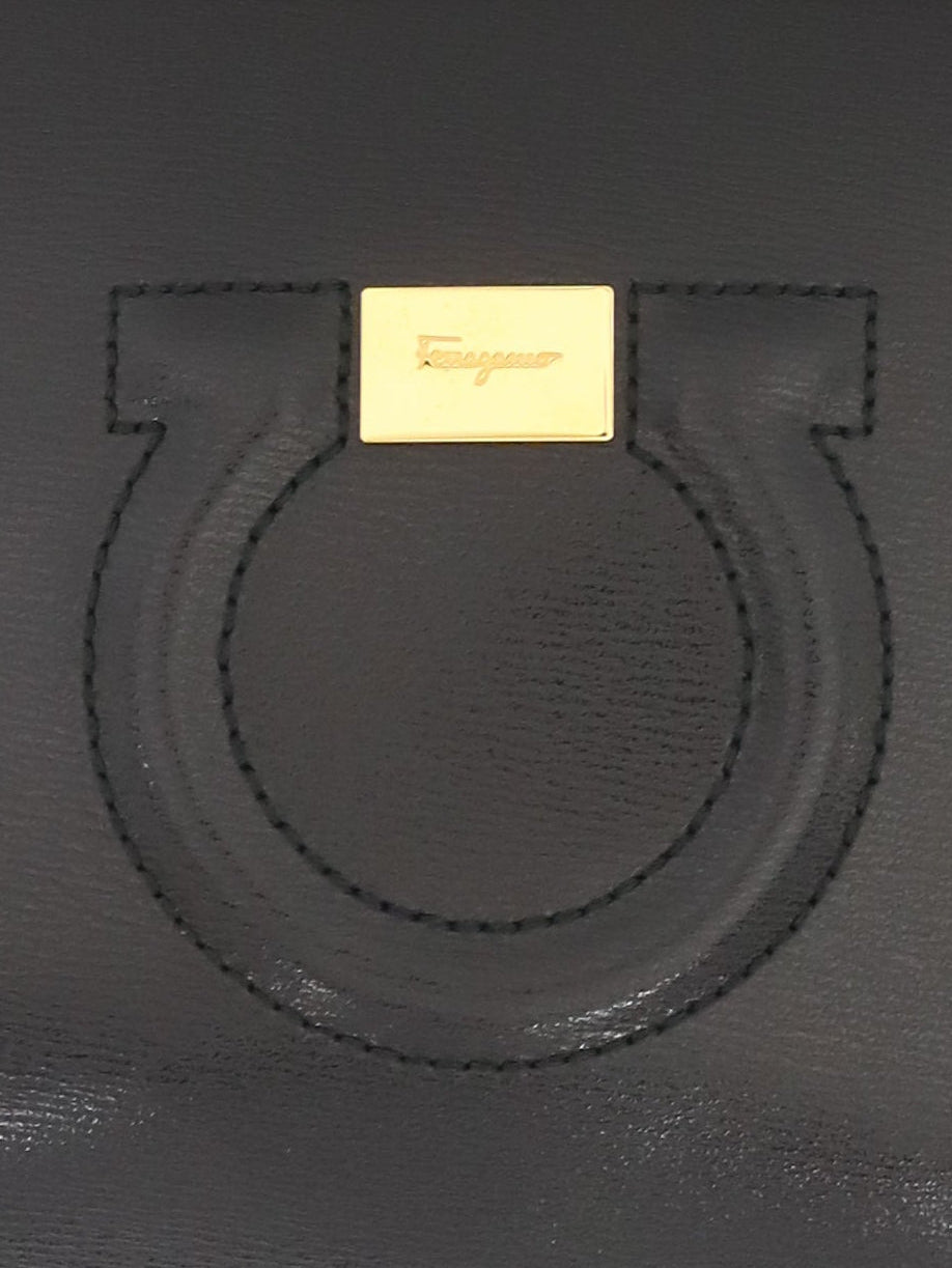 ロゴ金具レザーショルダーバッグ