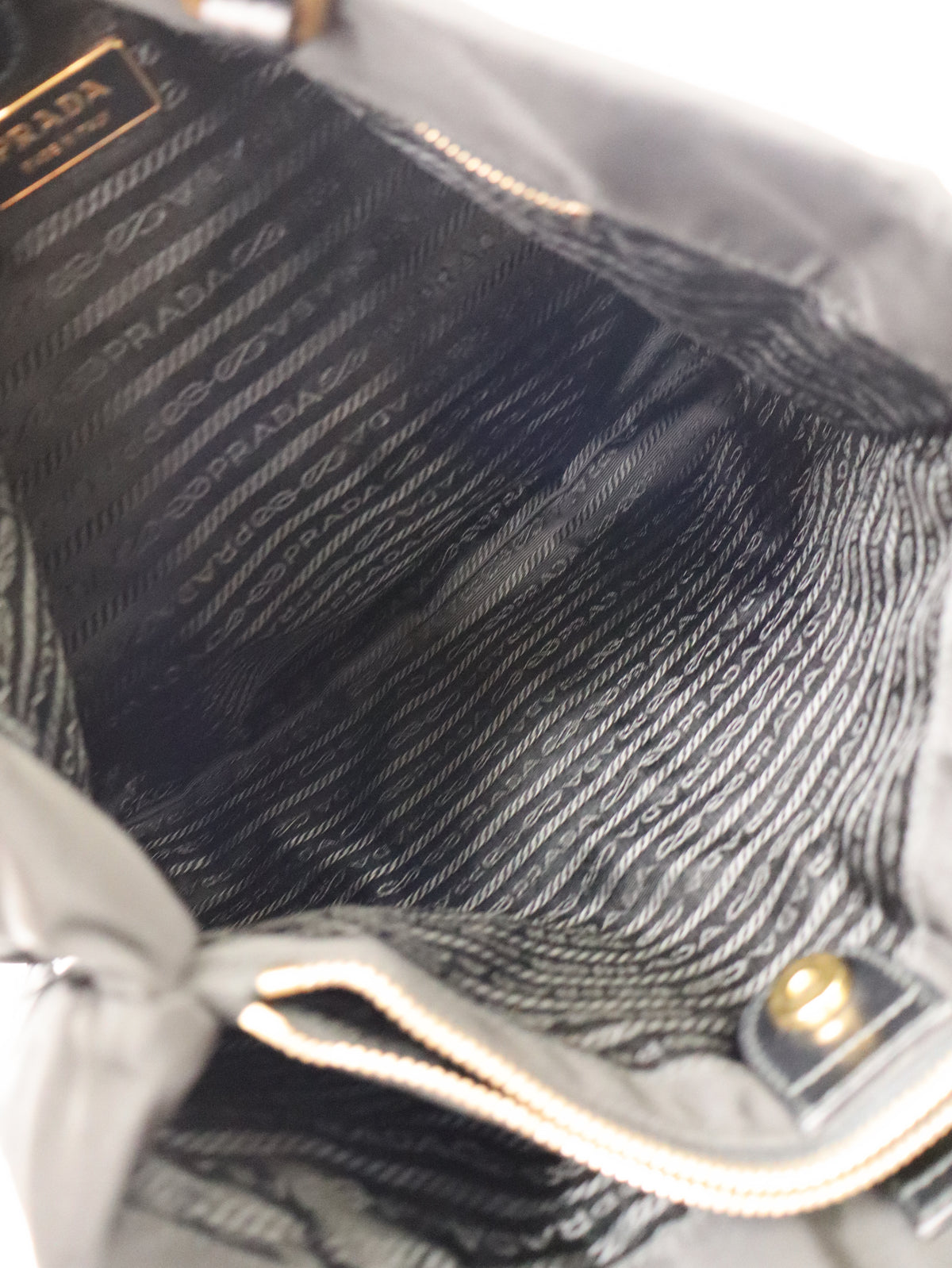 三角ロゴ金具ナイロンレザーハンドバッグ
