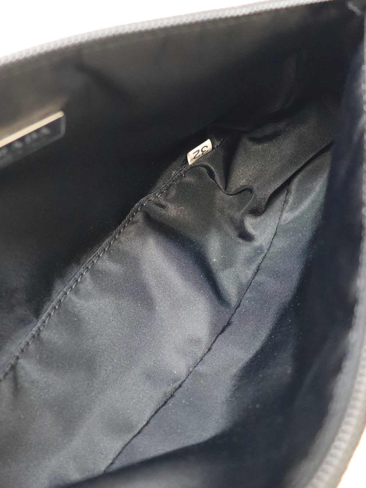 三角ロゴ金具ナイロンワンショルダーバッグ