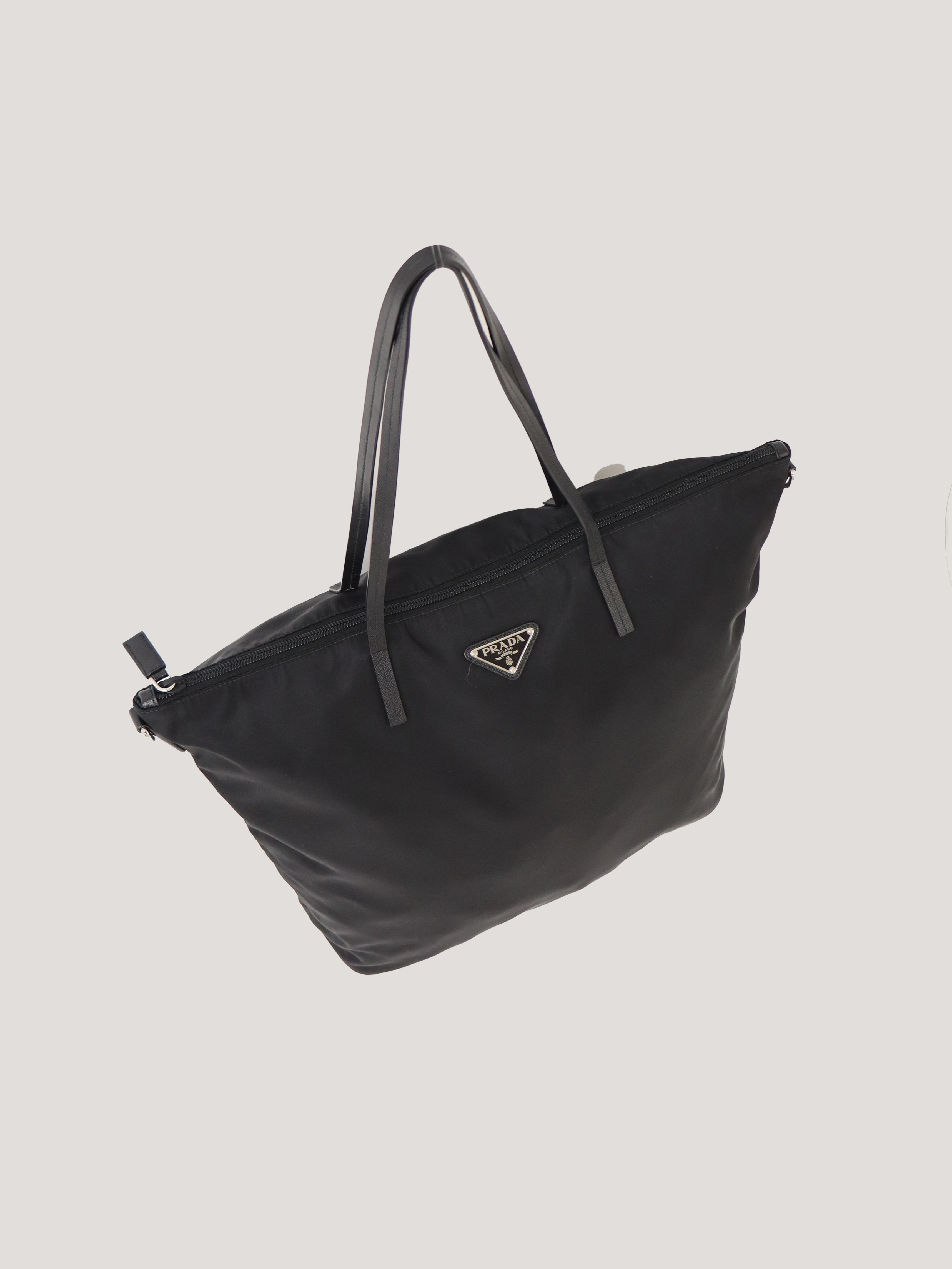 三角ロゴ金具ナイロントートバッグ – Hedy