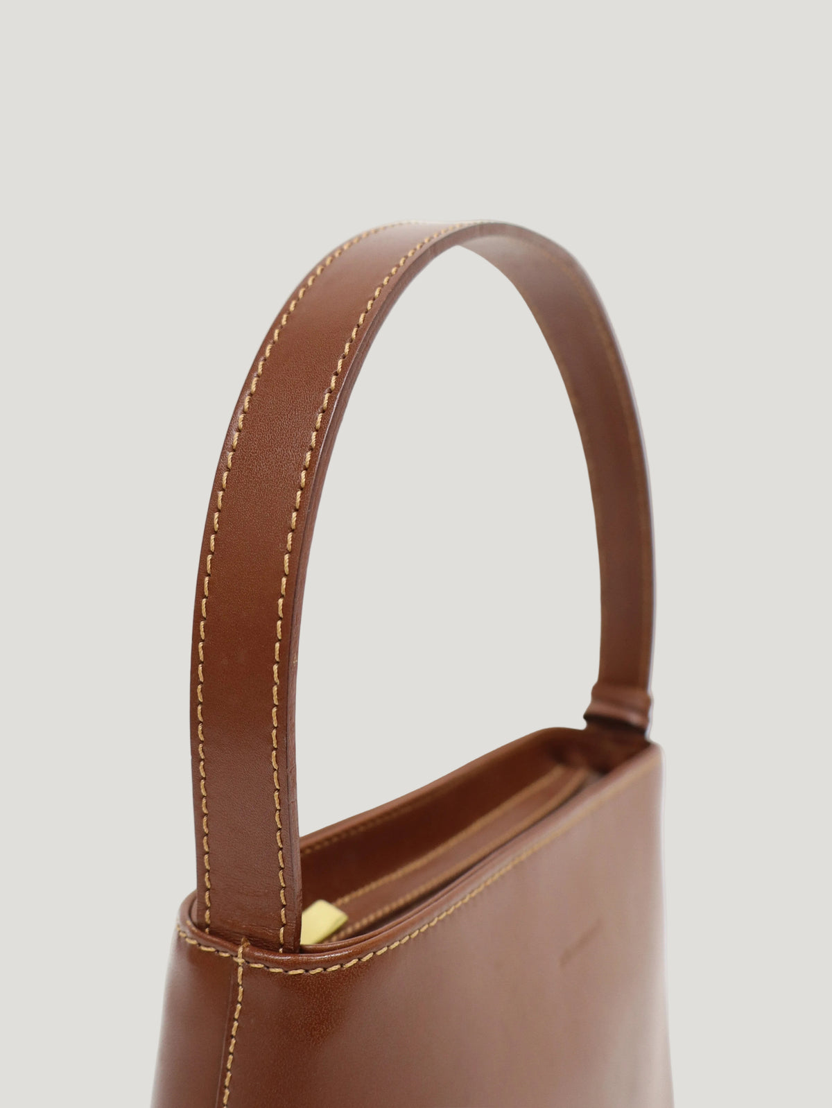 ロゴ刻印レザーハンドバッグ