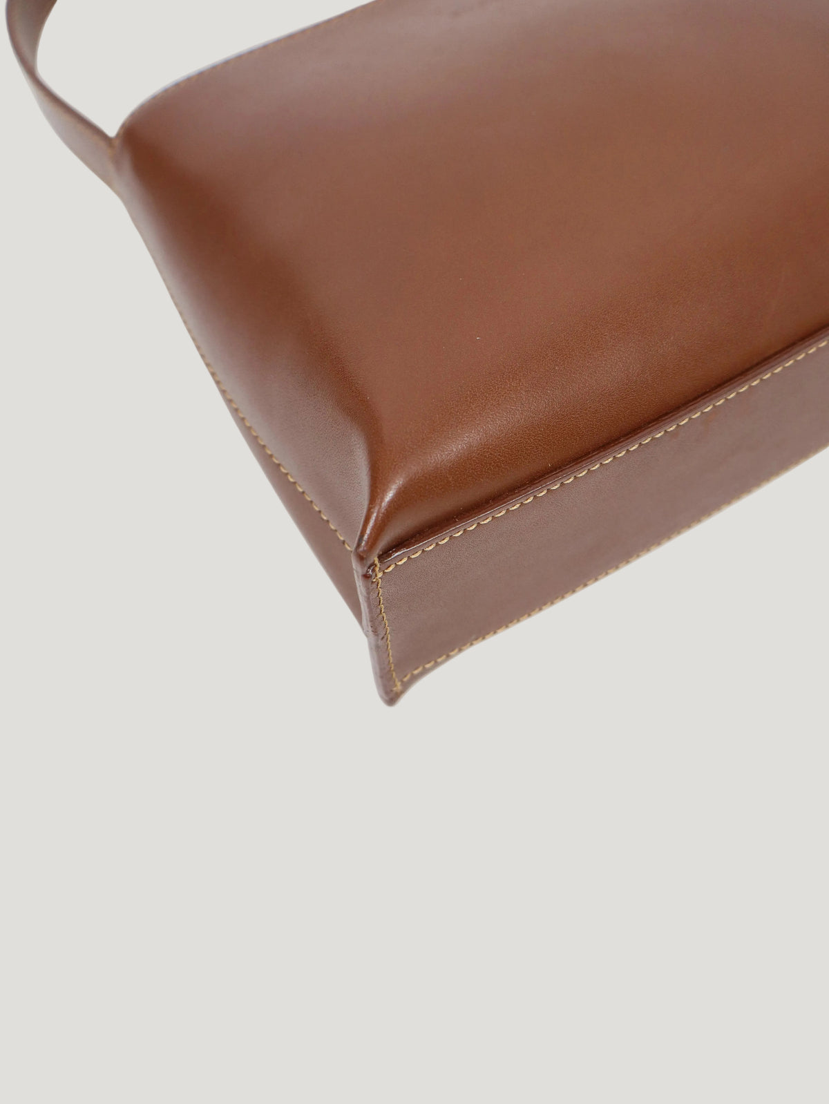 ロゴ刻印レザーハンドバッグ