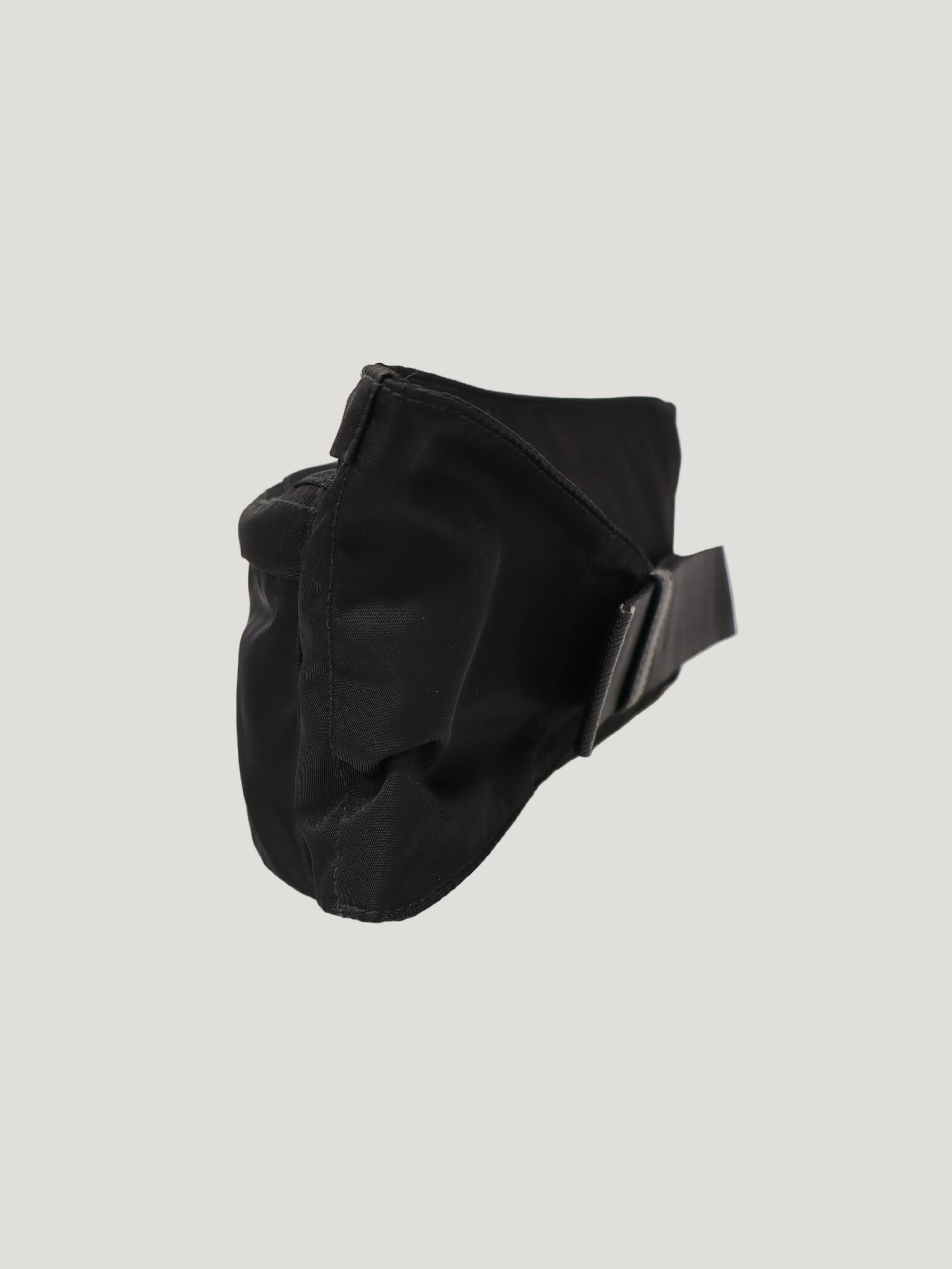 三角ロゴ金具ナイロンウエストバッグ – Hedy