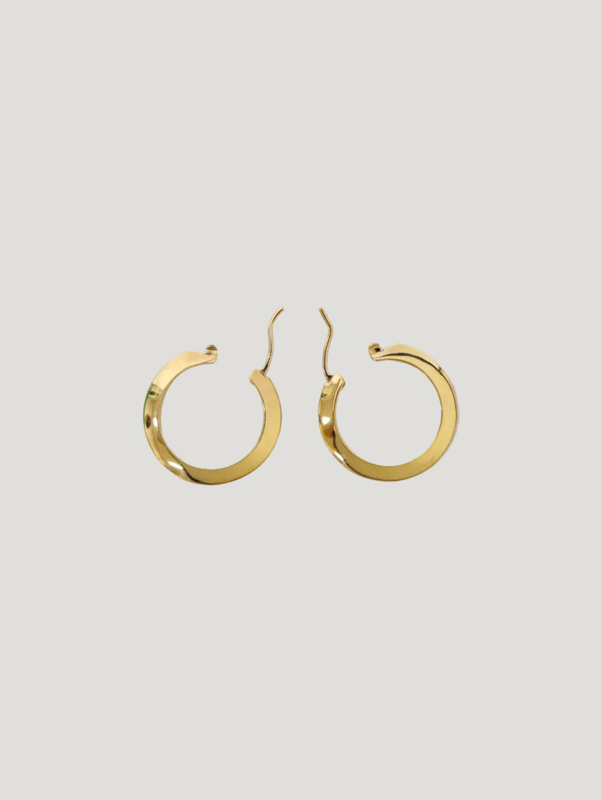 エッセンシャルフープピアス