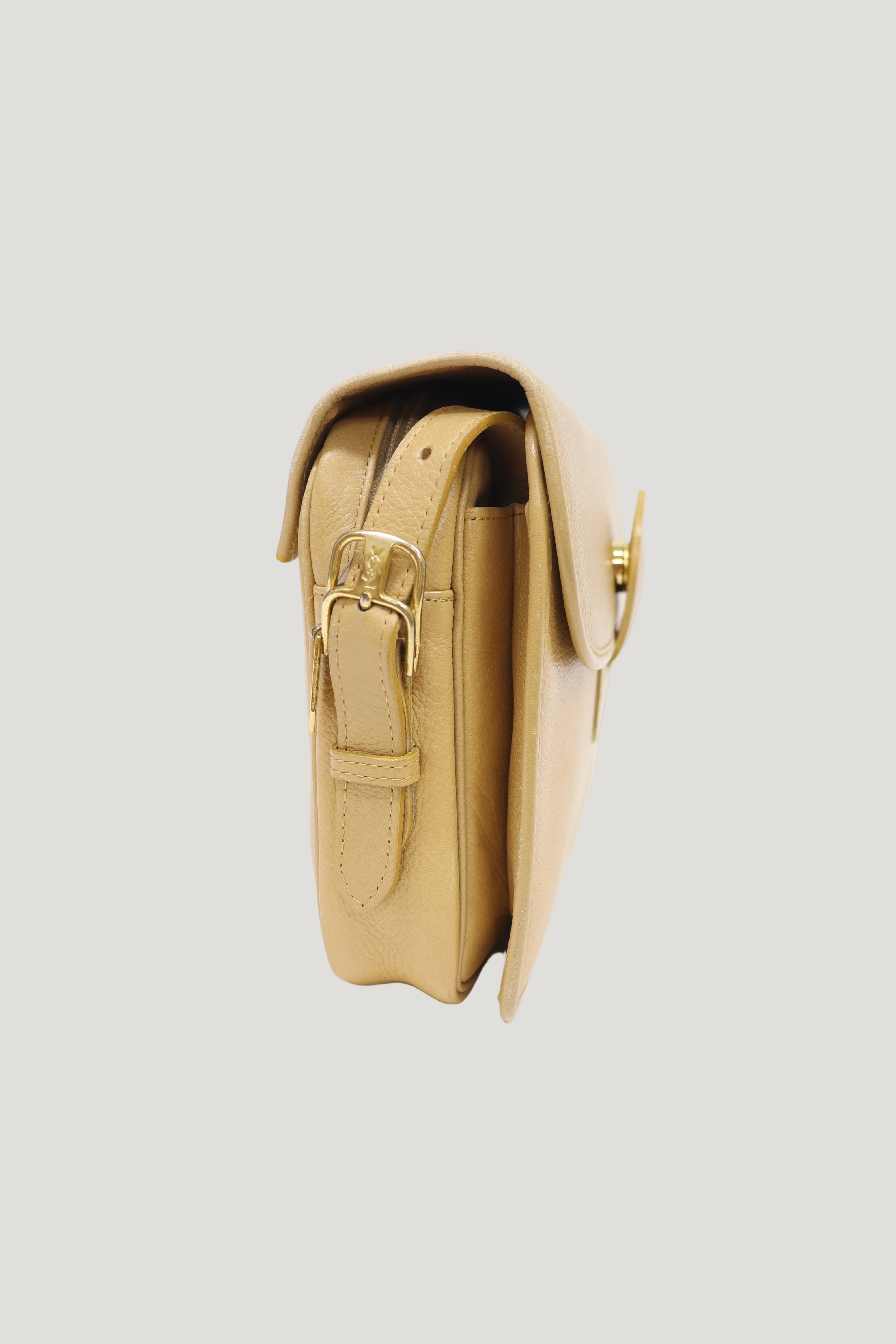 ベージュ レザーショルダーバッグ Cロゴ ロゴレザーショルダーバッグ – Hedy
