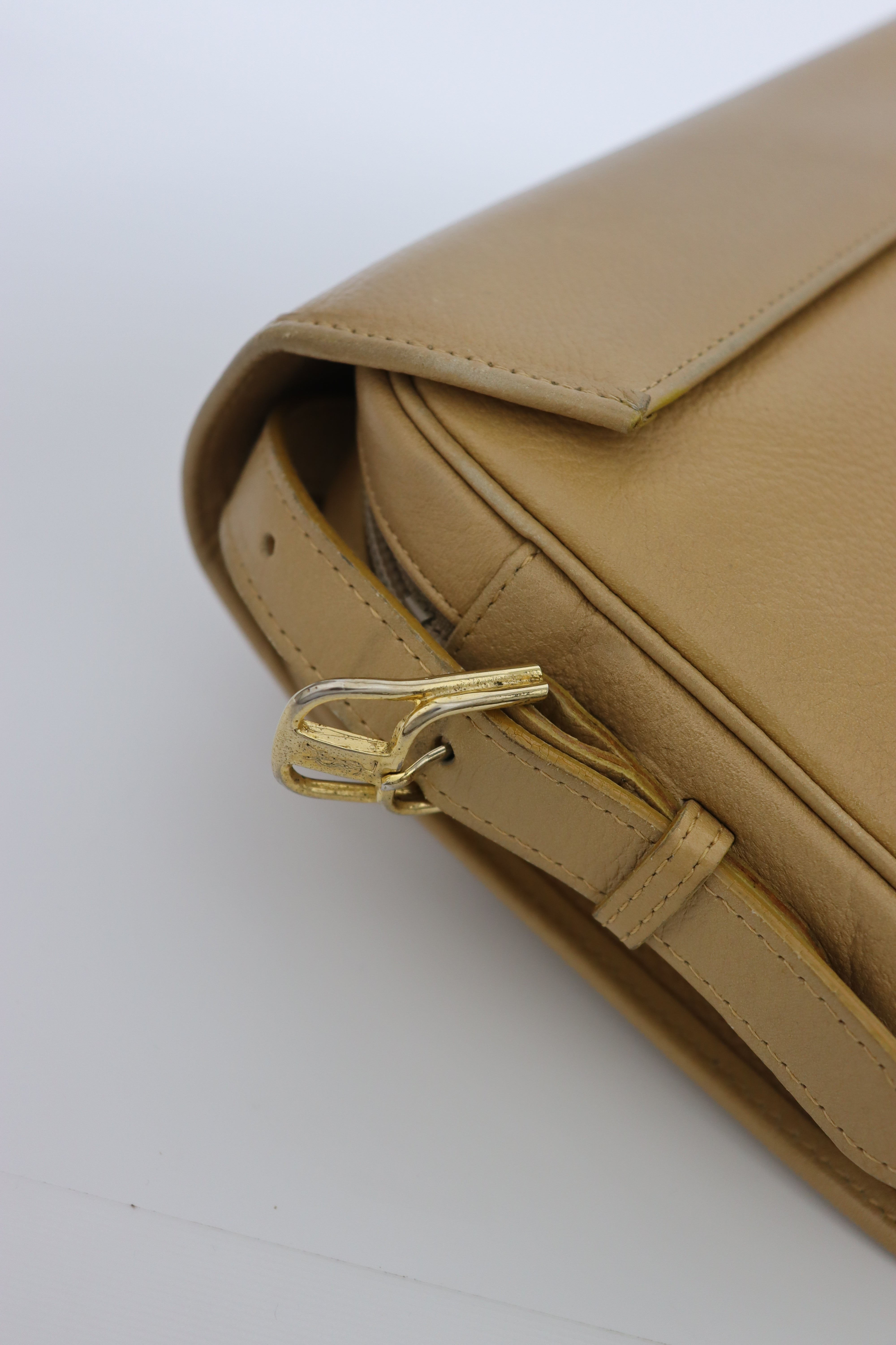 Logo leather shoulder bag