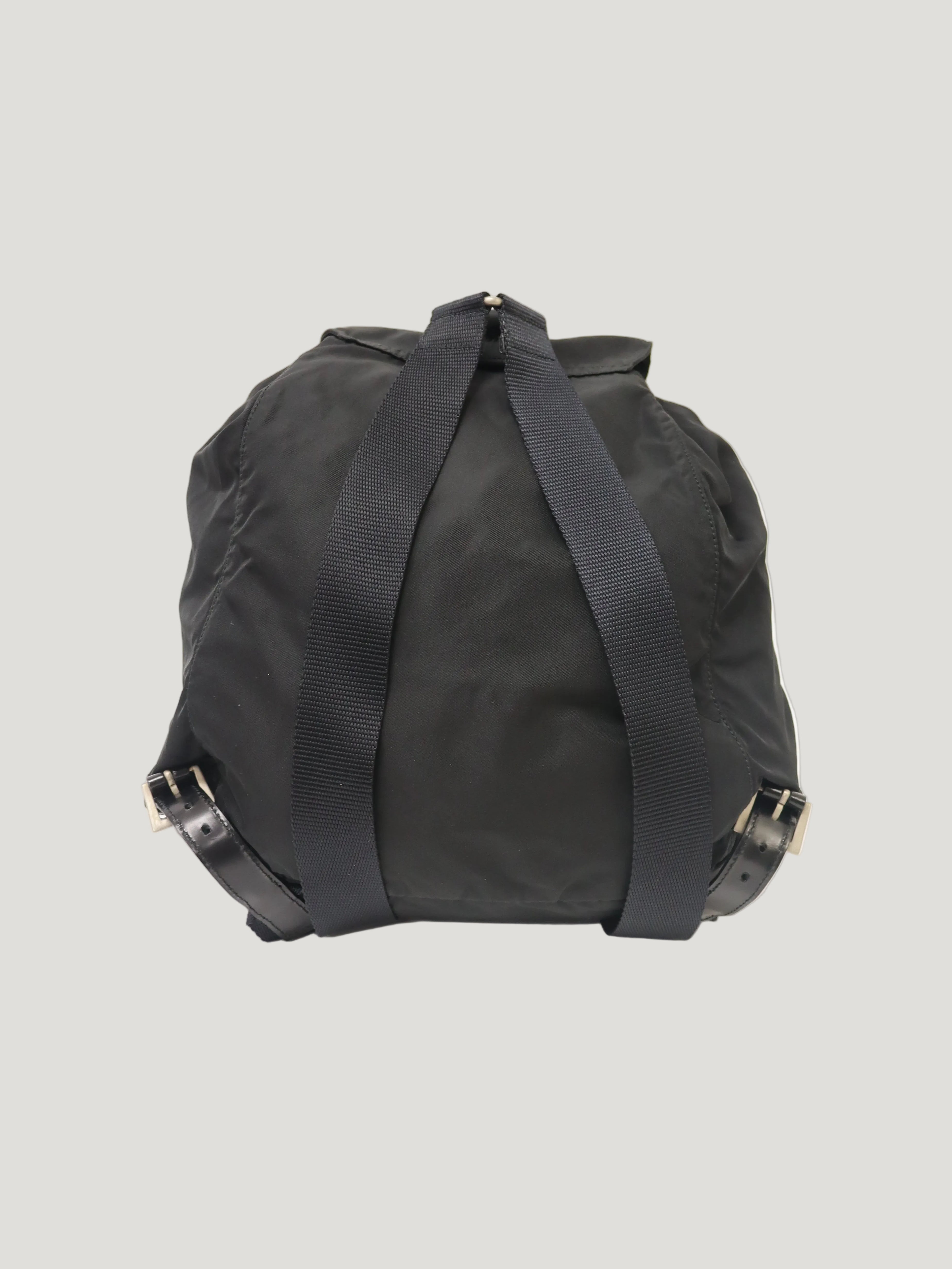 三角ロゴ金具ナイロンリュックサック – Hedy