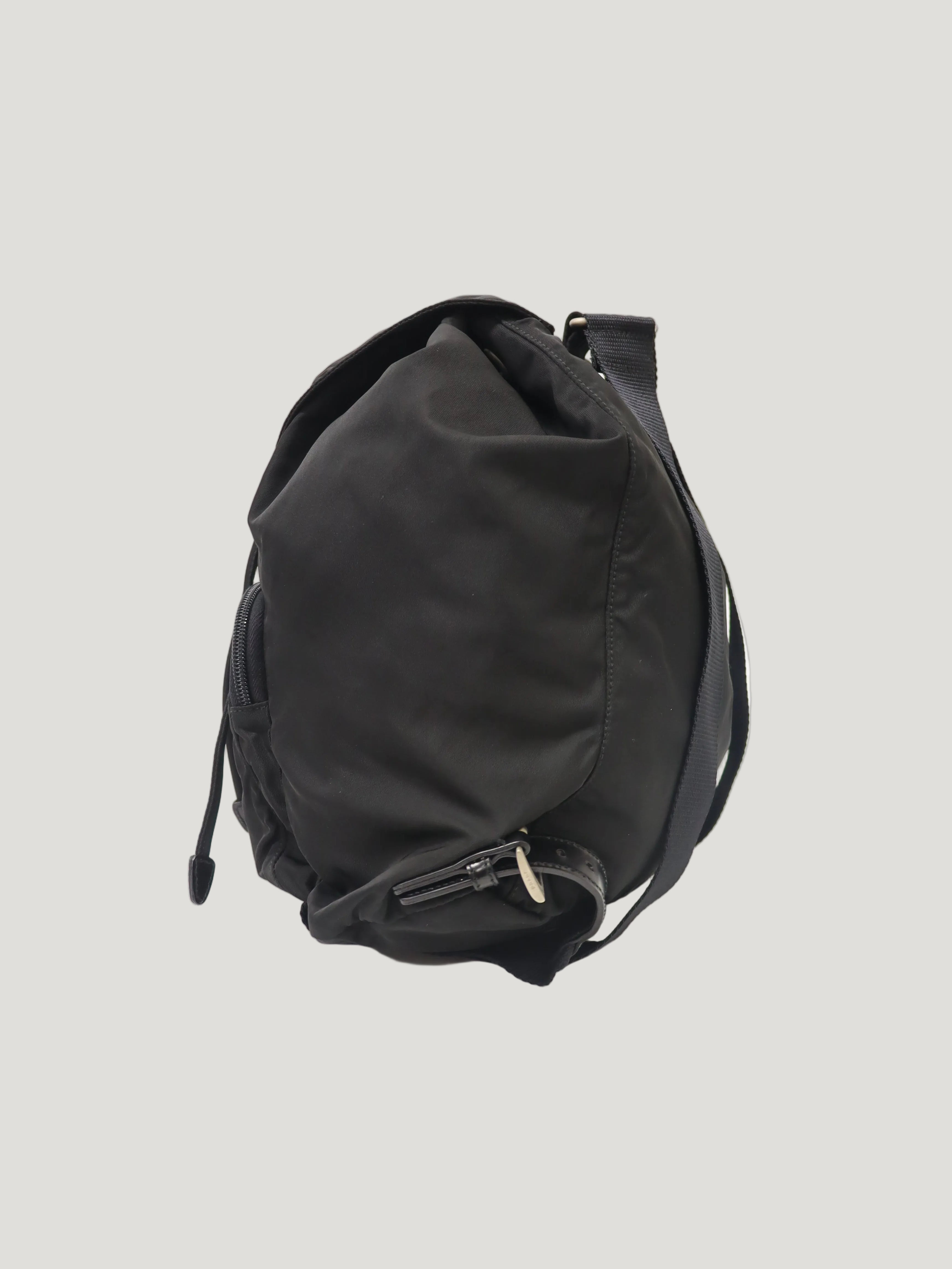 三角ロゴ金具ナイロンリュックサック – Hedy