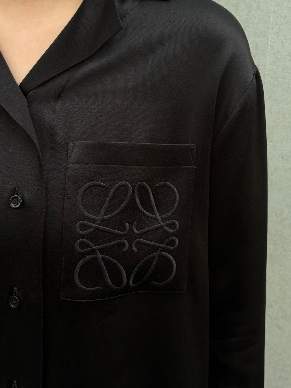 アナグラム刺繍シャツ